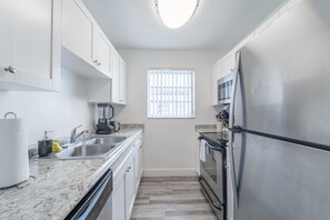 Fridge, microwave, oven, stovetop - 2 BD Condo - Sleeps 4 - Palm Wave Stays (Coconut Creek)