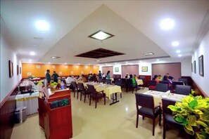 Dining - Contour Backwaters Resort - A/c Deluxe Suite (Horoor)