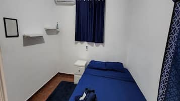 1 habitación, tabla de planchar con plancha y cuna de viaje