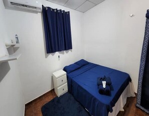 1 quarto, ferros/tábuas de passar roupa, berço de viagem