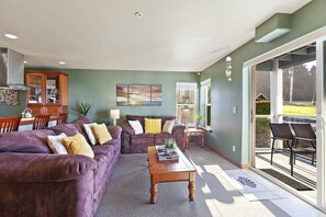 Smart TV, fireplace, DVD player, books