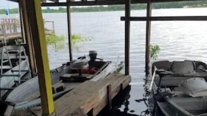Un muelle techado con barcos y una escalera.