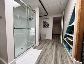 Shower, hair dryer, towels, soap - Spacious basement apt. Off-street parking, washer & dryer, kitchenette, sleeps 4 (Salem)