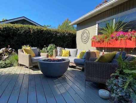 Terrace/patio. Spacious basement apt. Off-street parking, washer & dryer, kitchenette, sleeps 4