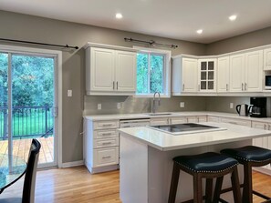 ثلاجة، ميكروويف، فرن، غسالة أطباق