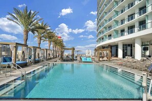 حمّام سباحة على السطح