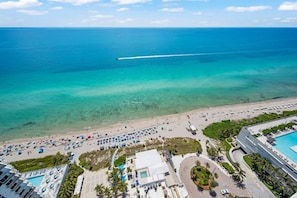 Nær stranden og strandhåndklær
