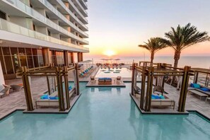 A rooftop pool - ✨ 27th-Floor Oceanfront Luxury | Corner Unit @ Lyfe (ex Hyde) | Unmatched Views + Resort Perks (Hollywood)