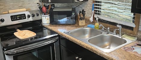 Refrigerador, microondas, horno y parrilla de estufa