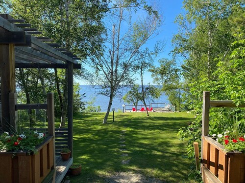 Lakefront cottage - two decks overlooking Lake Winnipeg