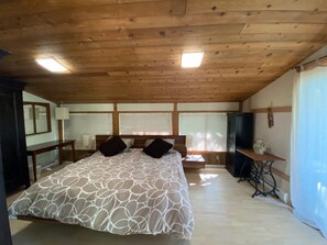 4 bedrooms, desk, bed sheets