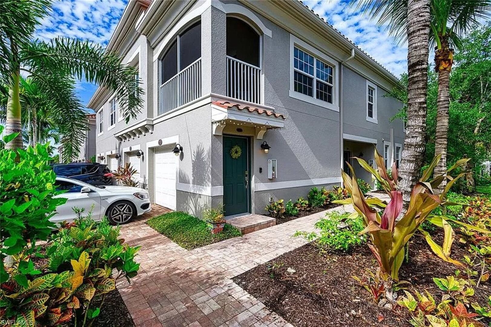 Beautiful  Condo located minutes away from SW FL beaches!