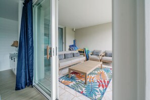 Un salon moderne avec un canapé, une table basse et un tapis à motifs.