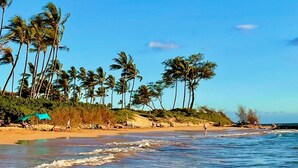 A beach with palm trees, clear skies, and waves. - Newly Renovated High-end 1 bedroom, 2 bathroom Wailea Condo close to beach (Kihei)