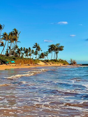 Una spiaggia nelle vicinanze, lettini da mare, teli da spiaggia