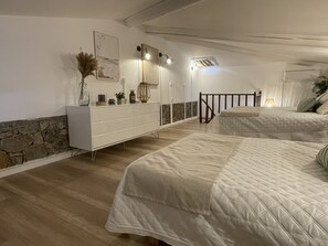 2 bedrooms, travel cot, bed sheets