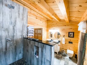 Douche, séchoir à cheveux, serviettes fournies, savon
