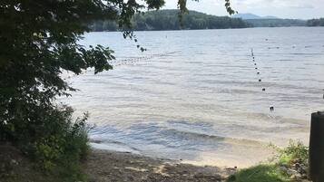 Plage, chaises longues, serviettes de plage