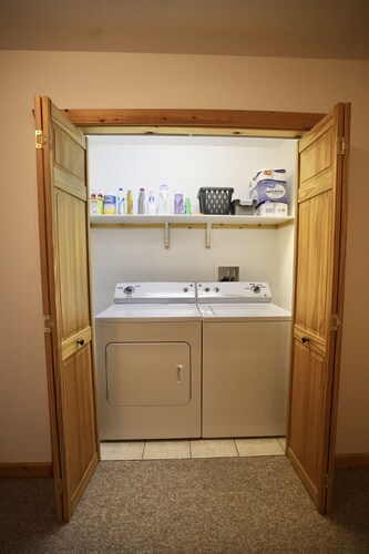 Minocqua Condo! 1 min walk to Downtown! Perfect spot for a Snowshoeing getaway!