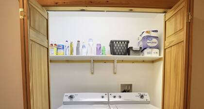 Minocqua Condo! 1 min walk to Downtown! Perfect spot for a Snowshoeing getaway!