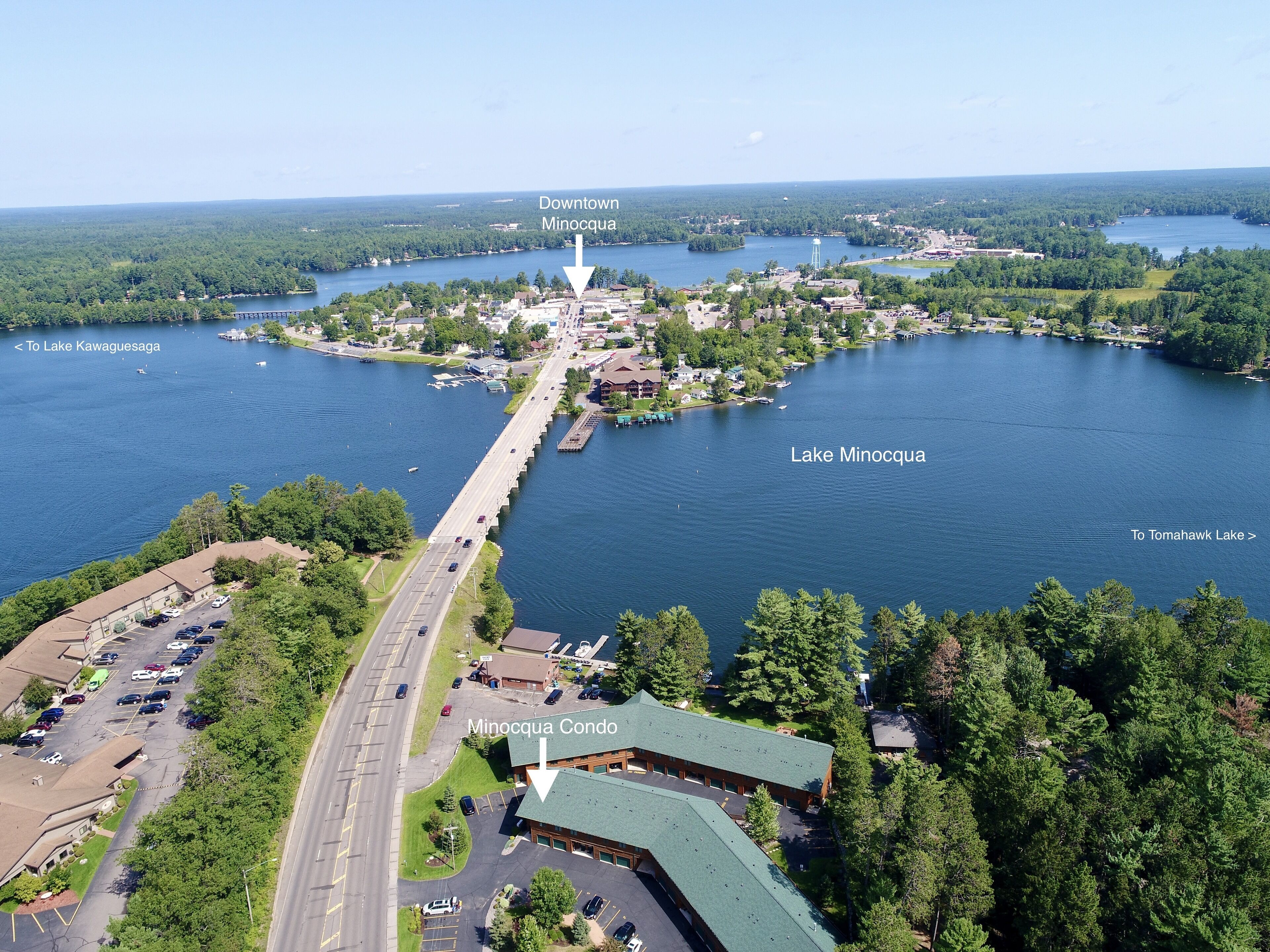 Minocqua Condo! 1 min walk to Downtown! Perfect spot for a Snowshoeing getaway!