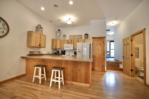 Minocqua Condo! 1 min walk to Downtown! Perfect spot for a Snowshoeing getaway!