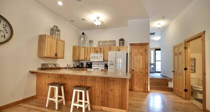 Minocqua Condo! 1 min walk to Downtown! Perfect spot for a Snowshoeing getaway!