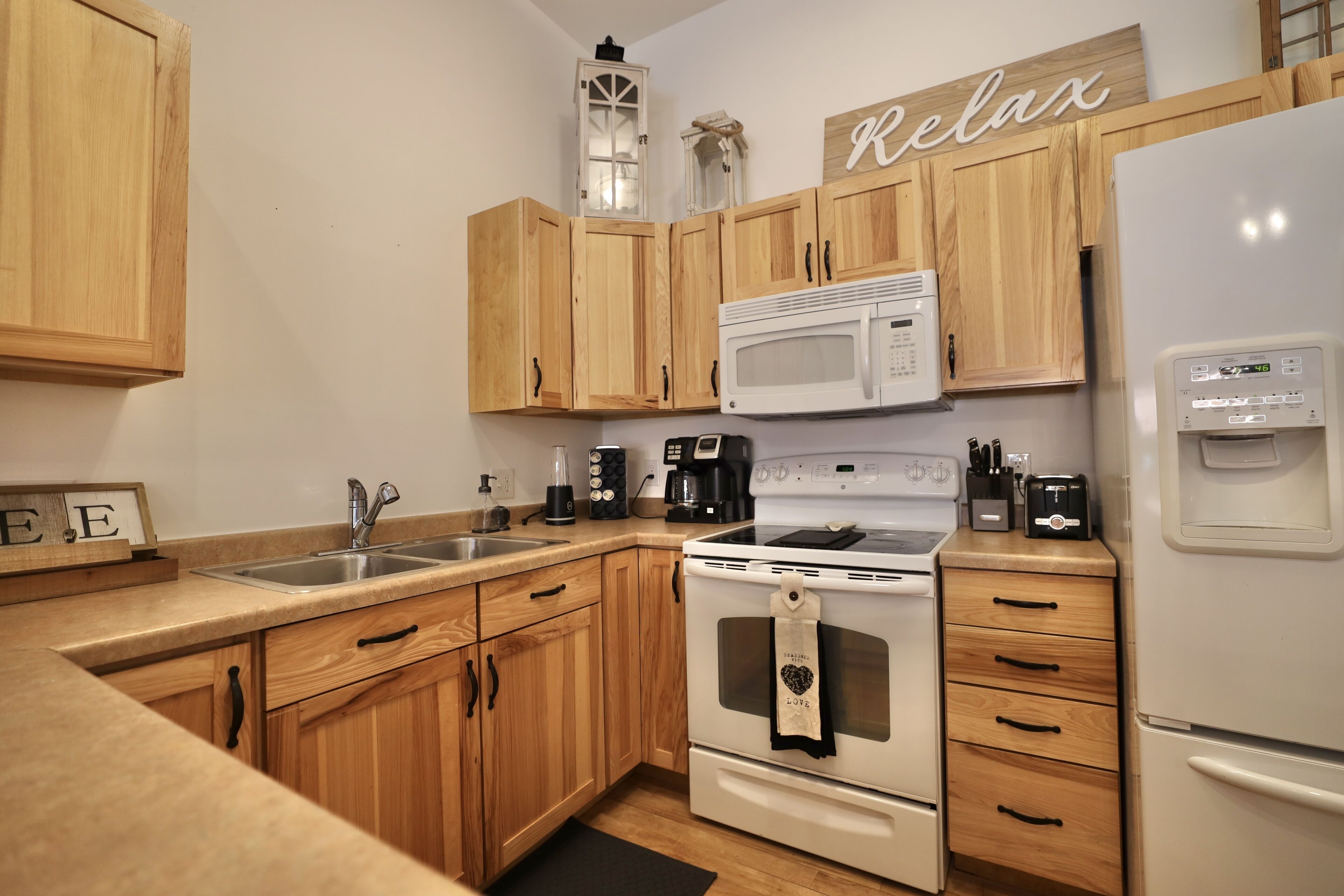 Een koelkast, een magnetron, een oven, een vaatwasser