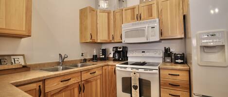 Een koelkast, een magnetron, een oven, een vaatwasser