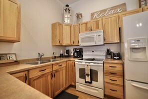 Kjøleskap, mikrobølgeovn, ovn og oppvaskmaskin