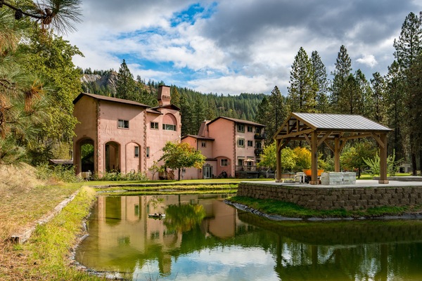 Back of Lake Roosevelt Suites