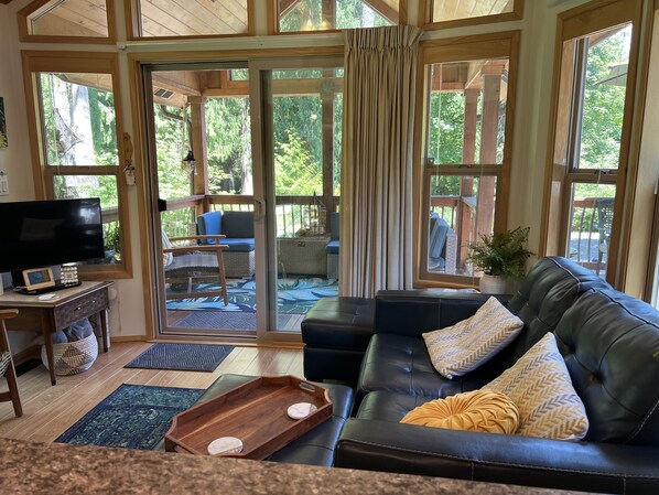 Smart-TV, bøker og stereoanlegg