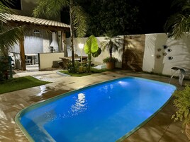 Una piscina al aire libre (de 09:00 a 21:00), tumbonas