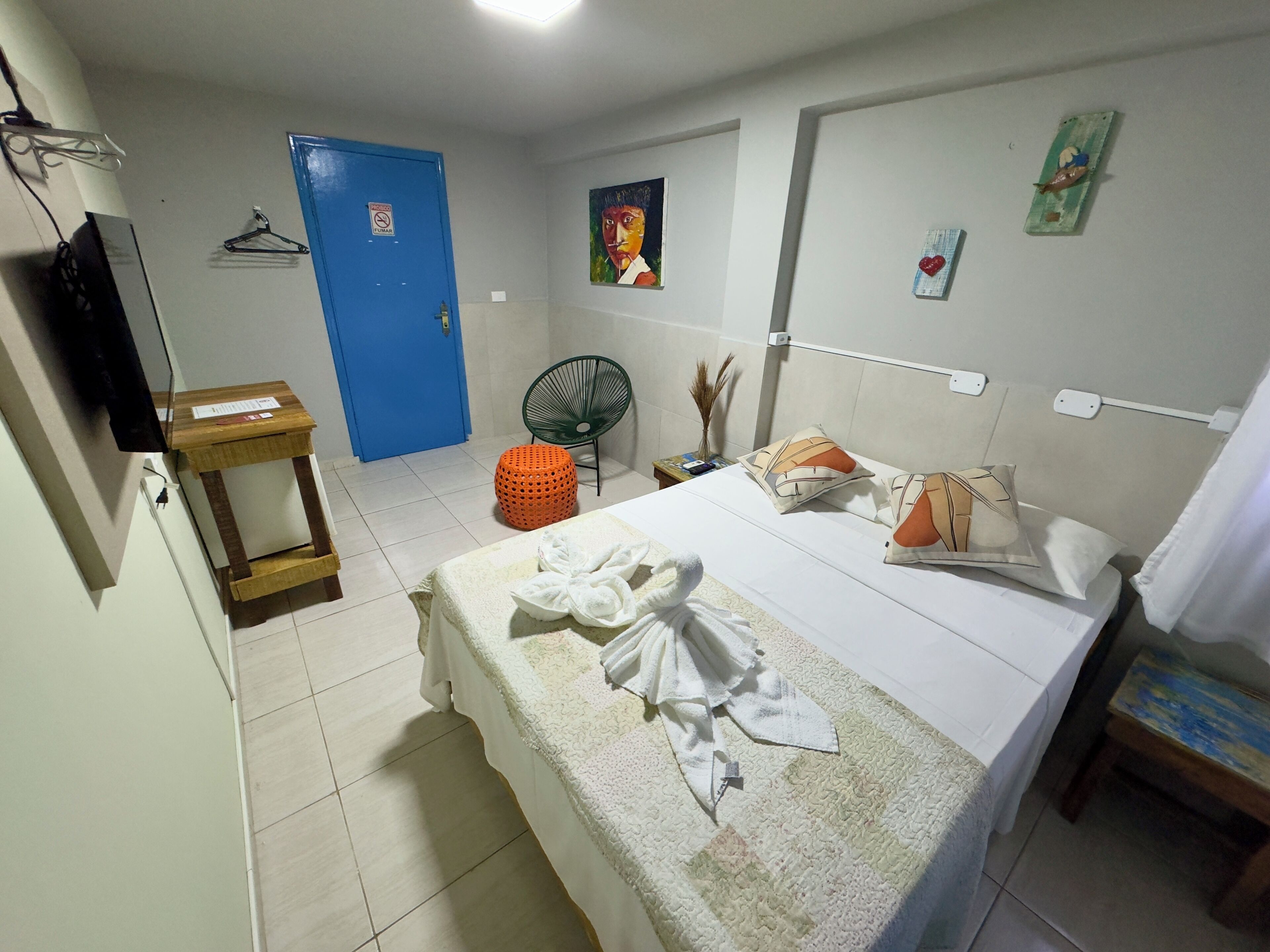 Quarto casal econômico | Quartos à prova de som, Wi-Fi de cortesia, roupa de cama