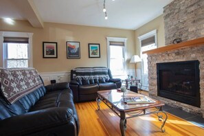 Älytelevisio, takka, kirjoja