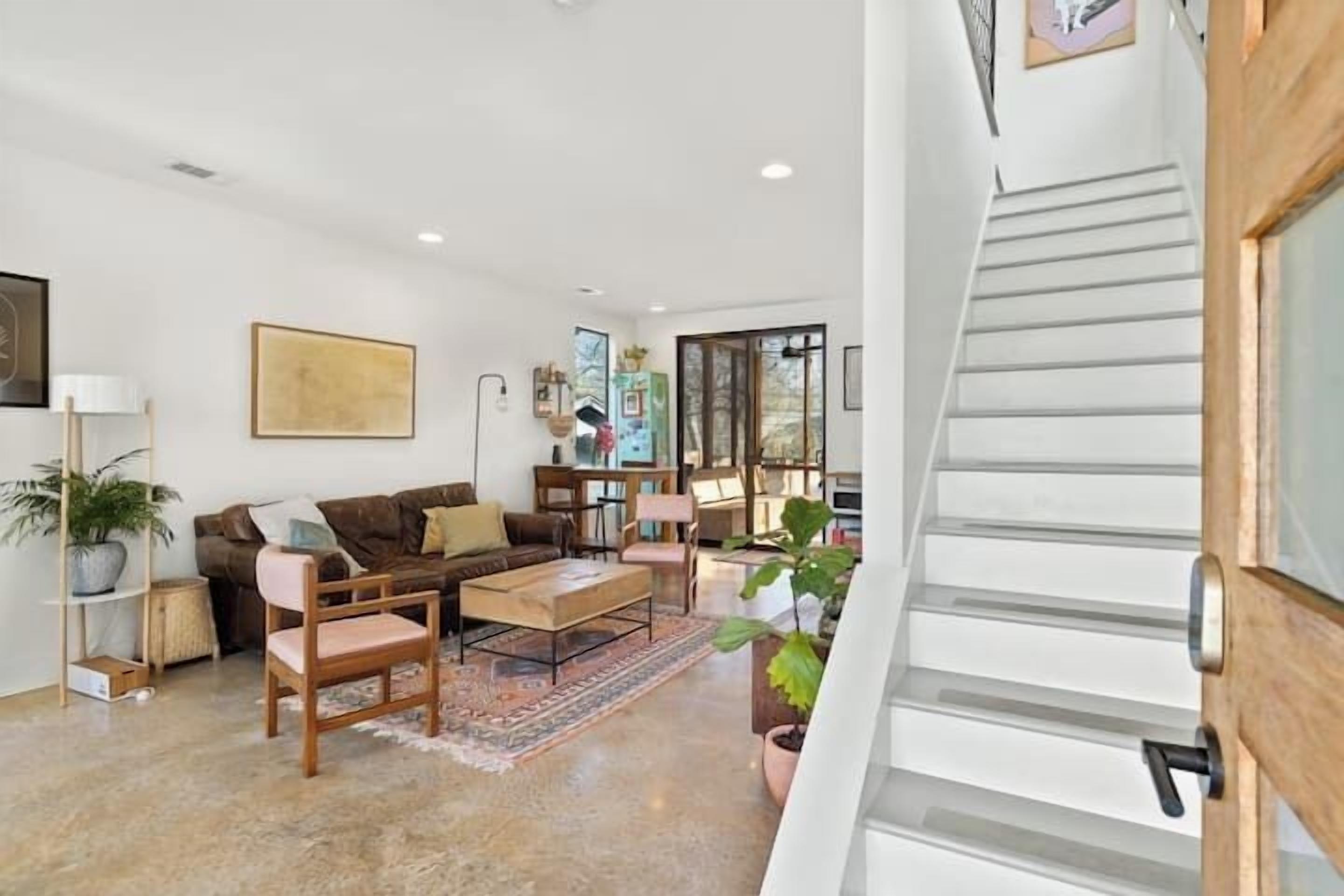 2BR, Historic Neighborhood, Bright Space