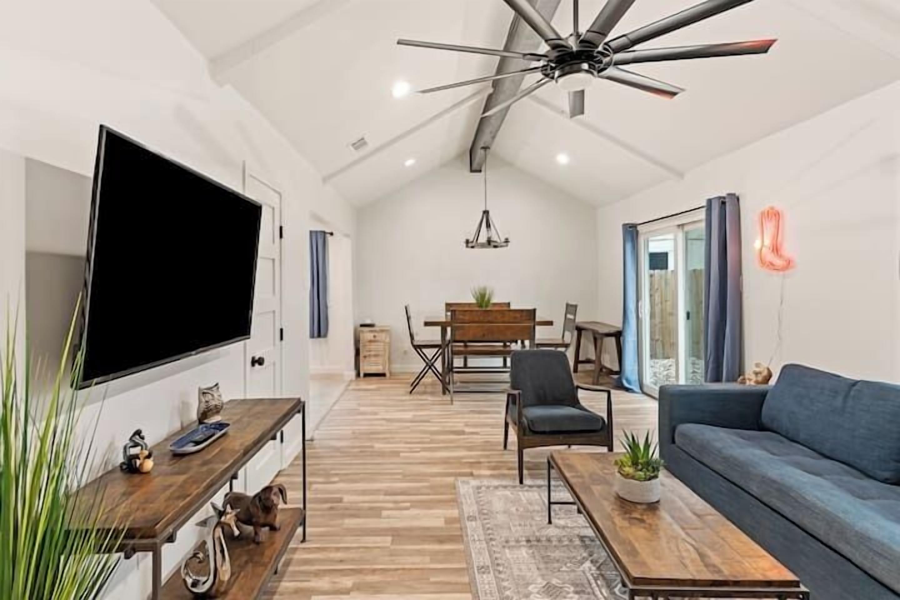 Franklin Park Getaway- 10 min to DT/Airport-Pets!