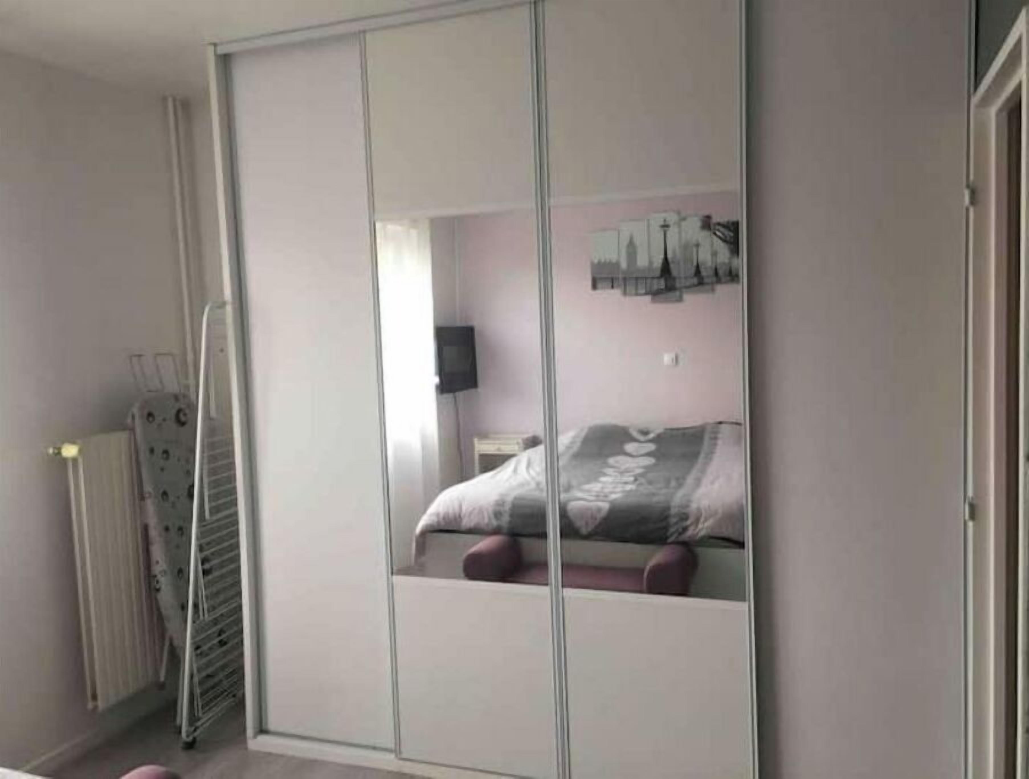 1 chambre, bureau, fer et planche à repasser, lit parapluie