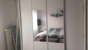 1 Schlafzimmer, Schreibtisch, Bügeleisen/Bügelbrett, Reisekinderbett