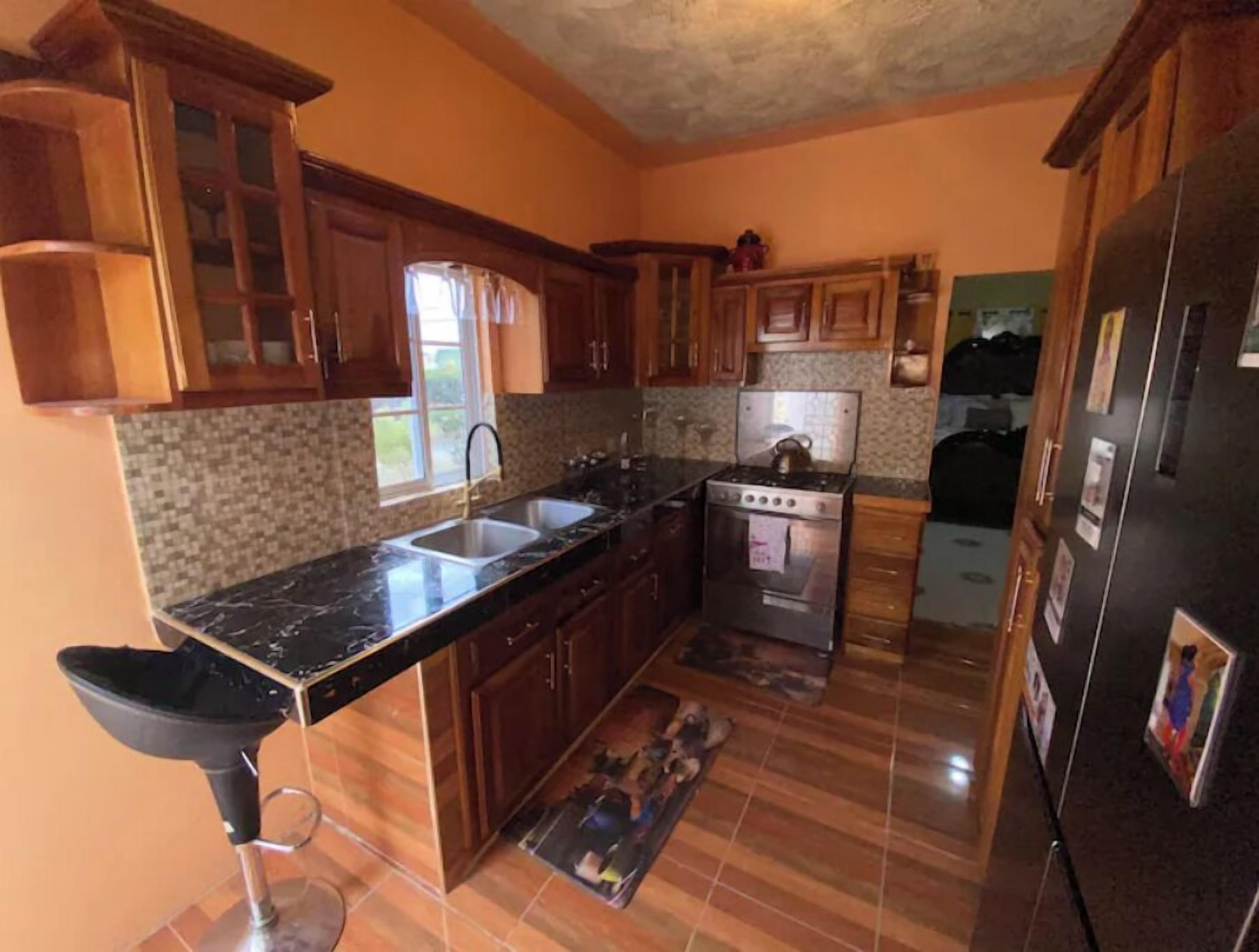 Fridge, oven, stovetop, electric kettle