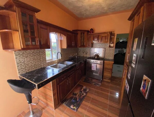 Een koelkast, een oven, een kookplaat, een waterkoker