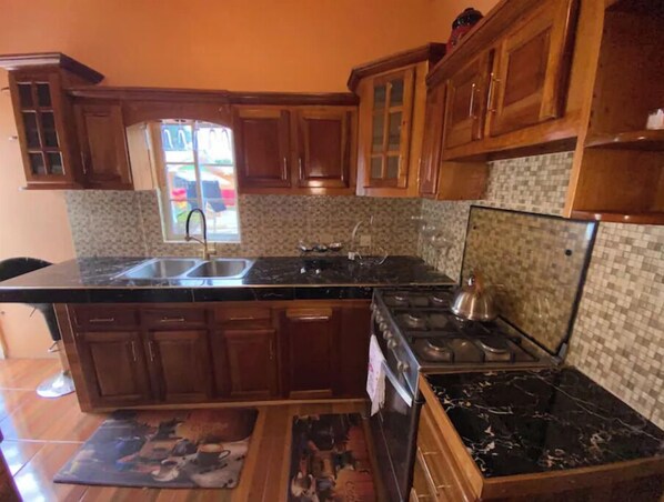 Fridge, oven, stovetop, electric kettle