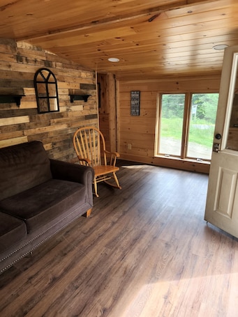 Smart TV, fireplace. 1 Bedroom house with direct trail access