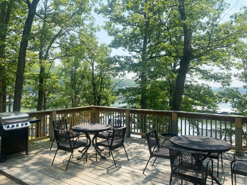 Renovated lakeside cabin with swimming pool & resort amenities!