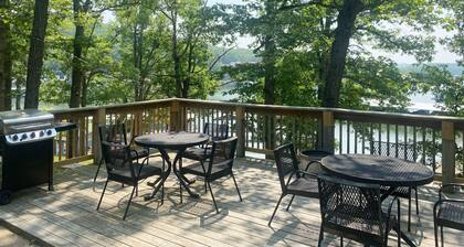 Renovated lakeside cabin with swimming pool & resort amenities!