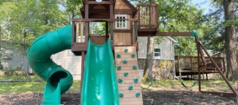 Renovated lakeside cabin with swimming pool & resort amenities!