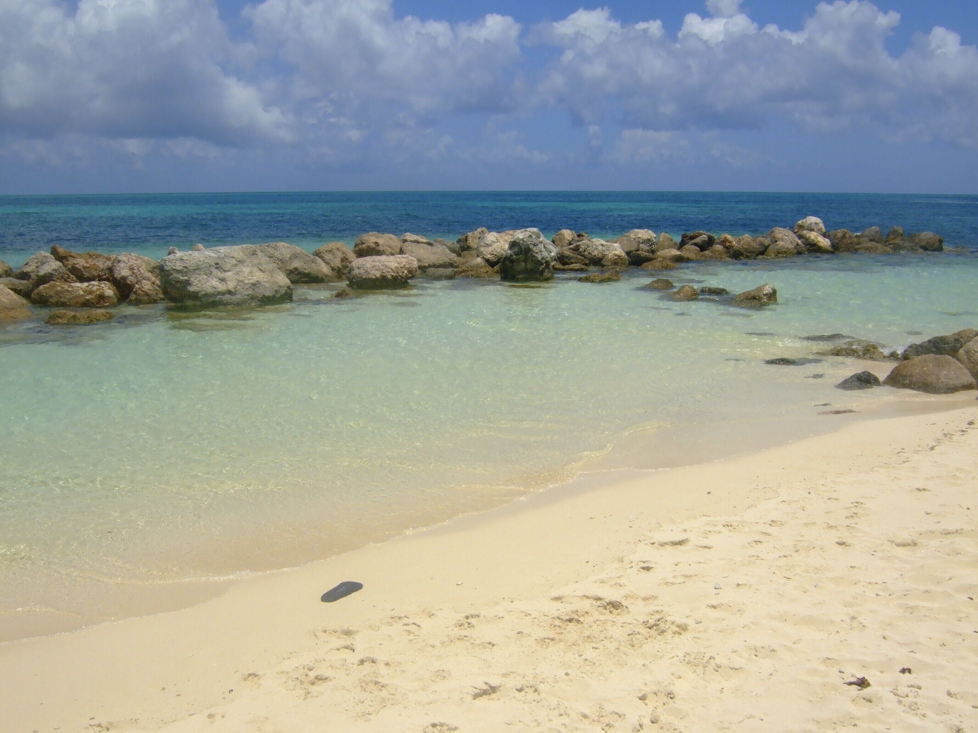 Nära stranden, solstolar och strandhanddukar