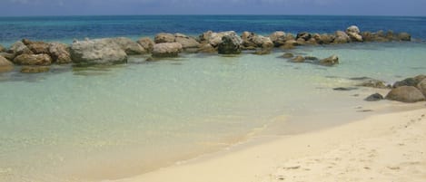 Plage à proximité, chaise longue, serviettes de plage