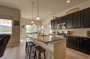 Fridge, microwave, oven, stovetop - ON THE LAKE Monument & USAFA Mountain View Home. 30 DAY MINIMUM (Monument)