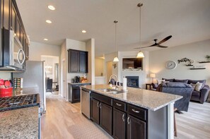 Køleskab, mikrobølgeovn, ovn, kogeplade